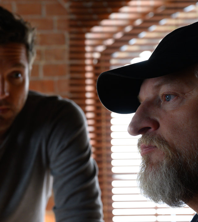 "SOKO Stuttgart - Ganz allein": Matthias Golhofer (Frank Kessler) starrt vor sich hin, während Jo Stoll (Peter Ketnath) ihn im Befragungsraum fordernd anschaut.
