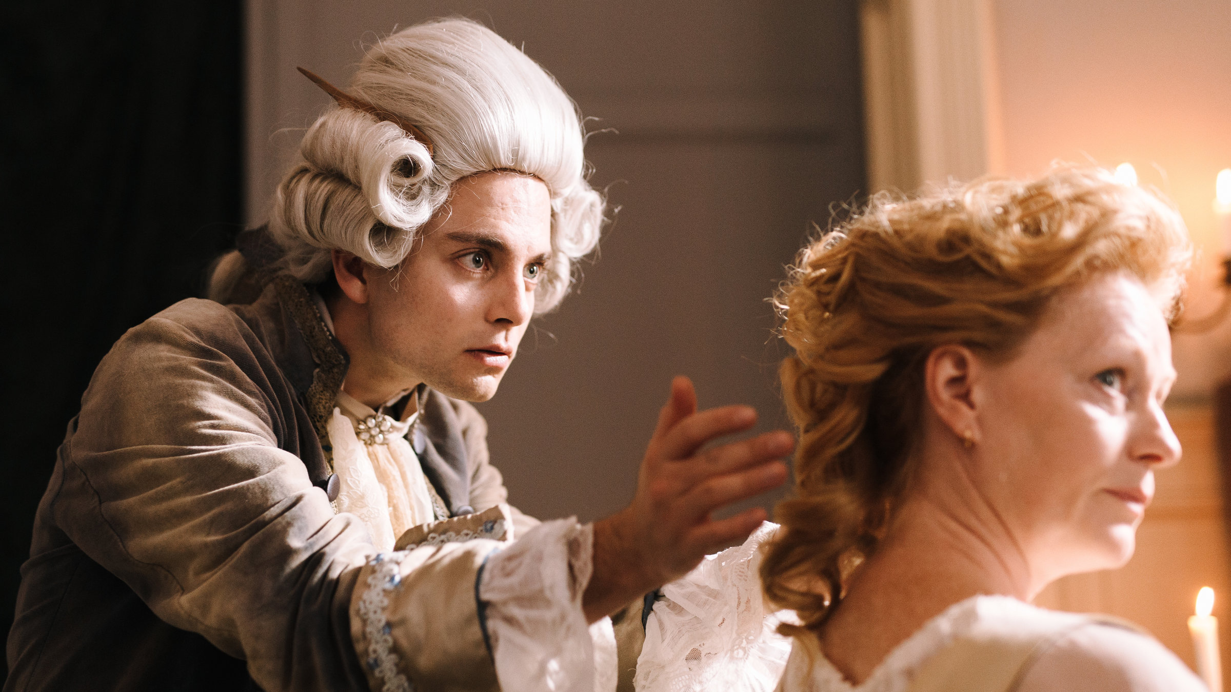 "Terra X: Ein Tag in Paris 1775": Spielszene: Léonard Minet (Max Hegewald) frisiert eine Adlige (Liene Beinerovica).