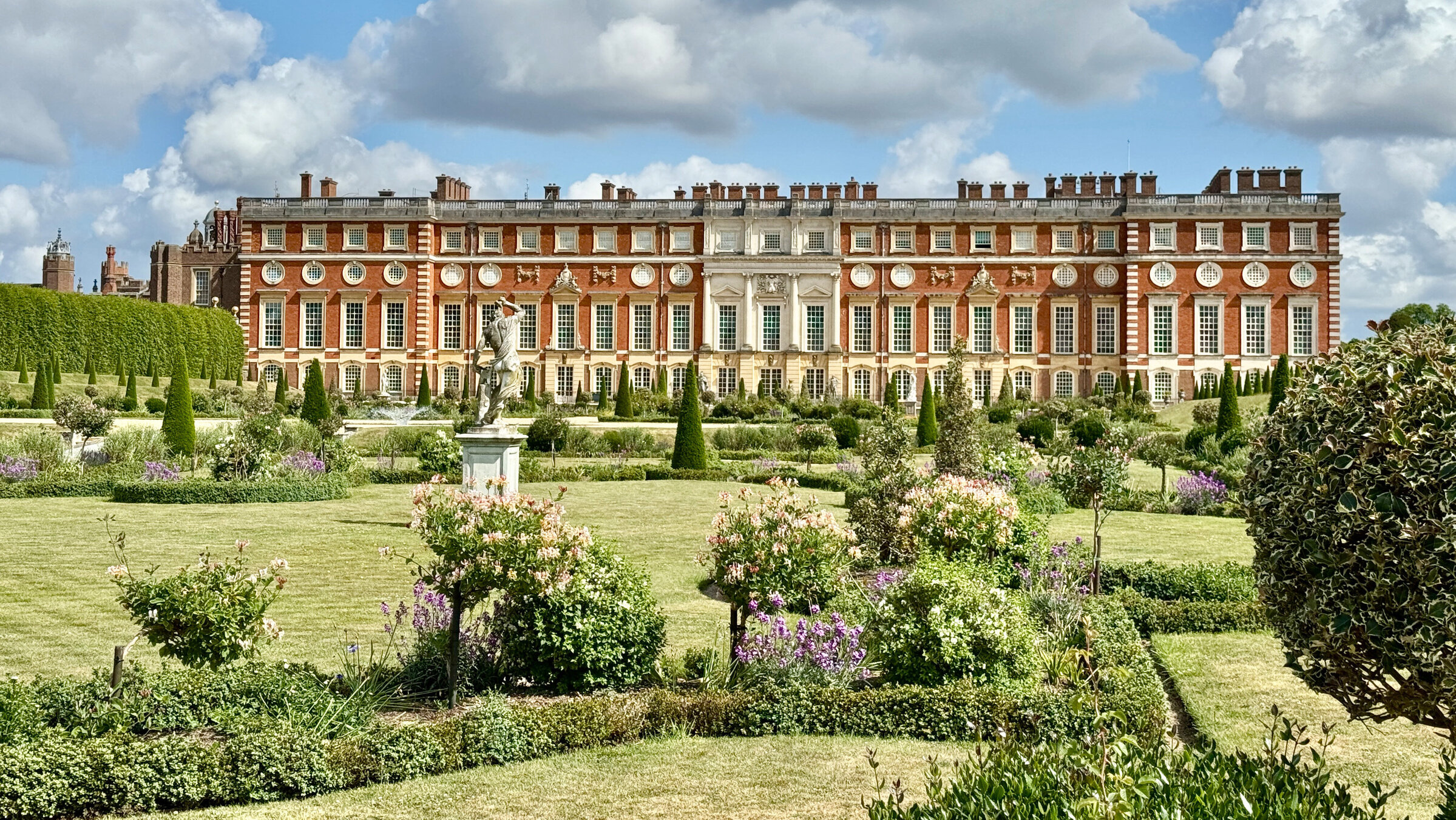 "Königliche Gärten - Hampton Court Palace": Die Südfront des Palastes von Hampton Court mit dem Privatgarten des Königs, dem Privy Garden.