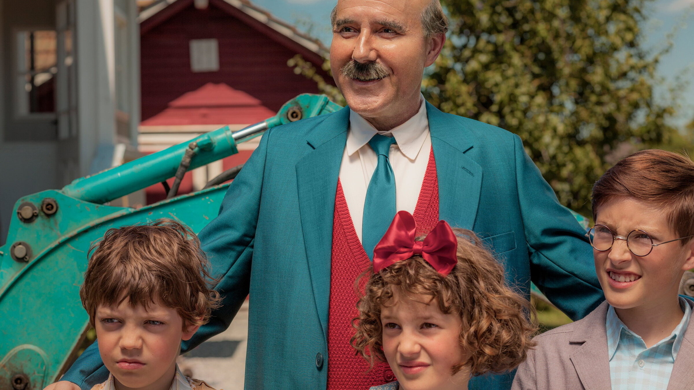 "Papa Moll": Die Molls: Stefan Kurt als Papa Moll mit seinen Kindern (v.l.n.r.): Macwell Mare als Fritz, Luna Paiano aols Evi und Yven Hess als Willy.