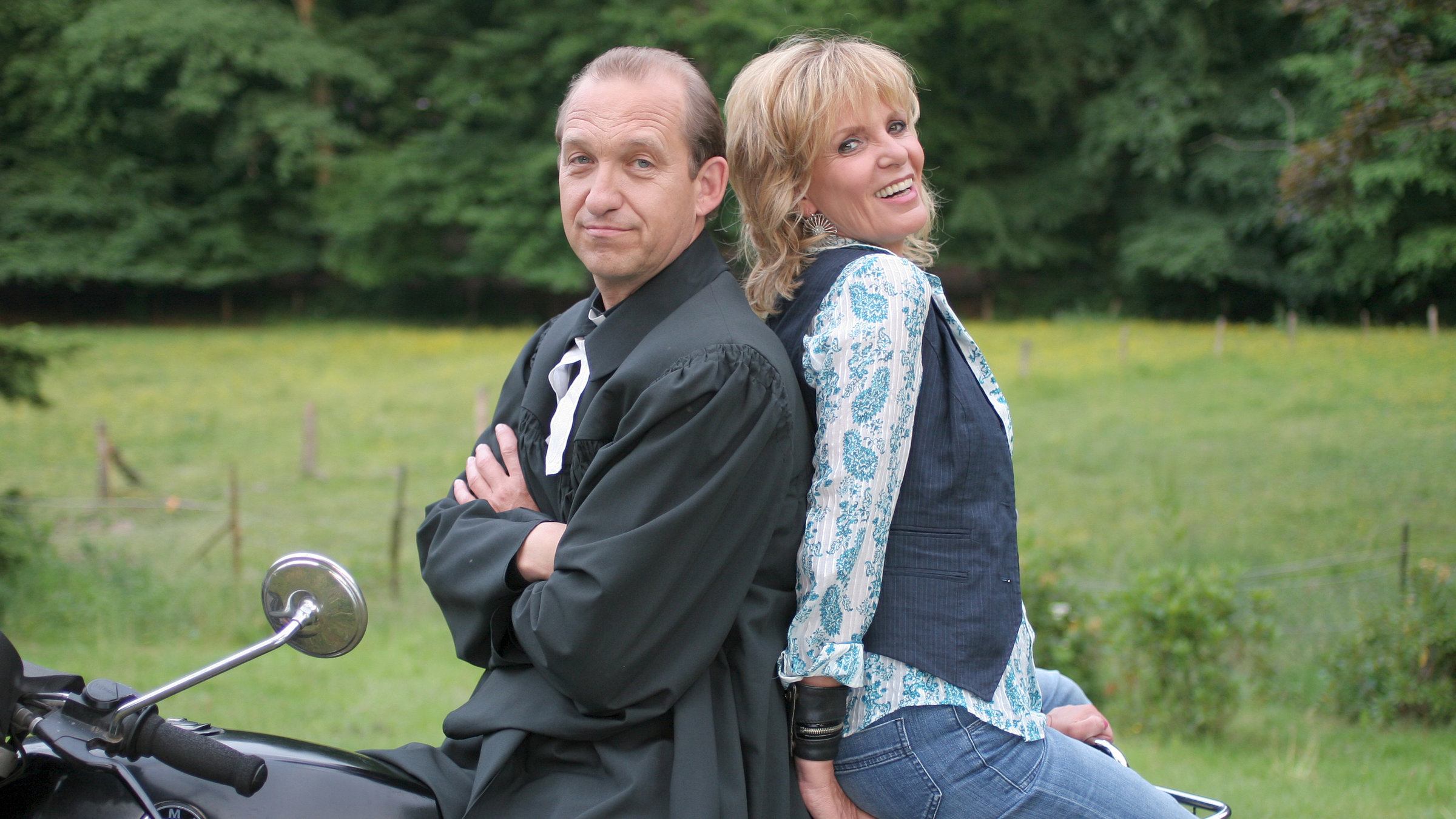 "Butter bei die Fische“: Hauptdarstellerin Ulrike Kriener und Hauptdarsteller Peter Heinrich Brix auf dem Motorrad.