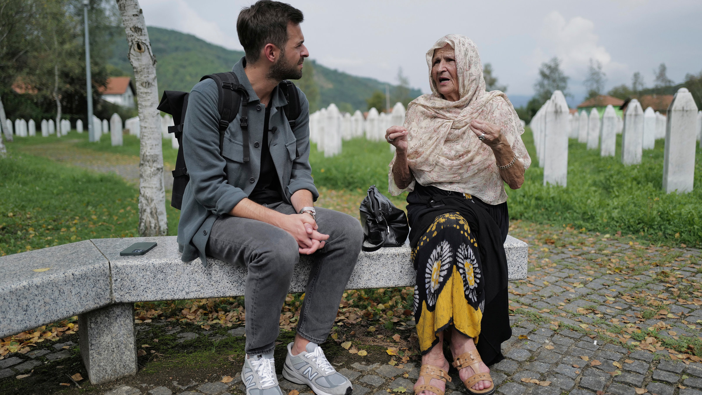 "Zeitenwende - Zurück zum Kalten Krieg?": Danijel Stanic im Gespräch mit Kada Hotic, eine Zeitzeugin aus Srebrenica.