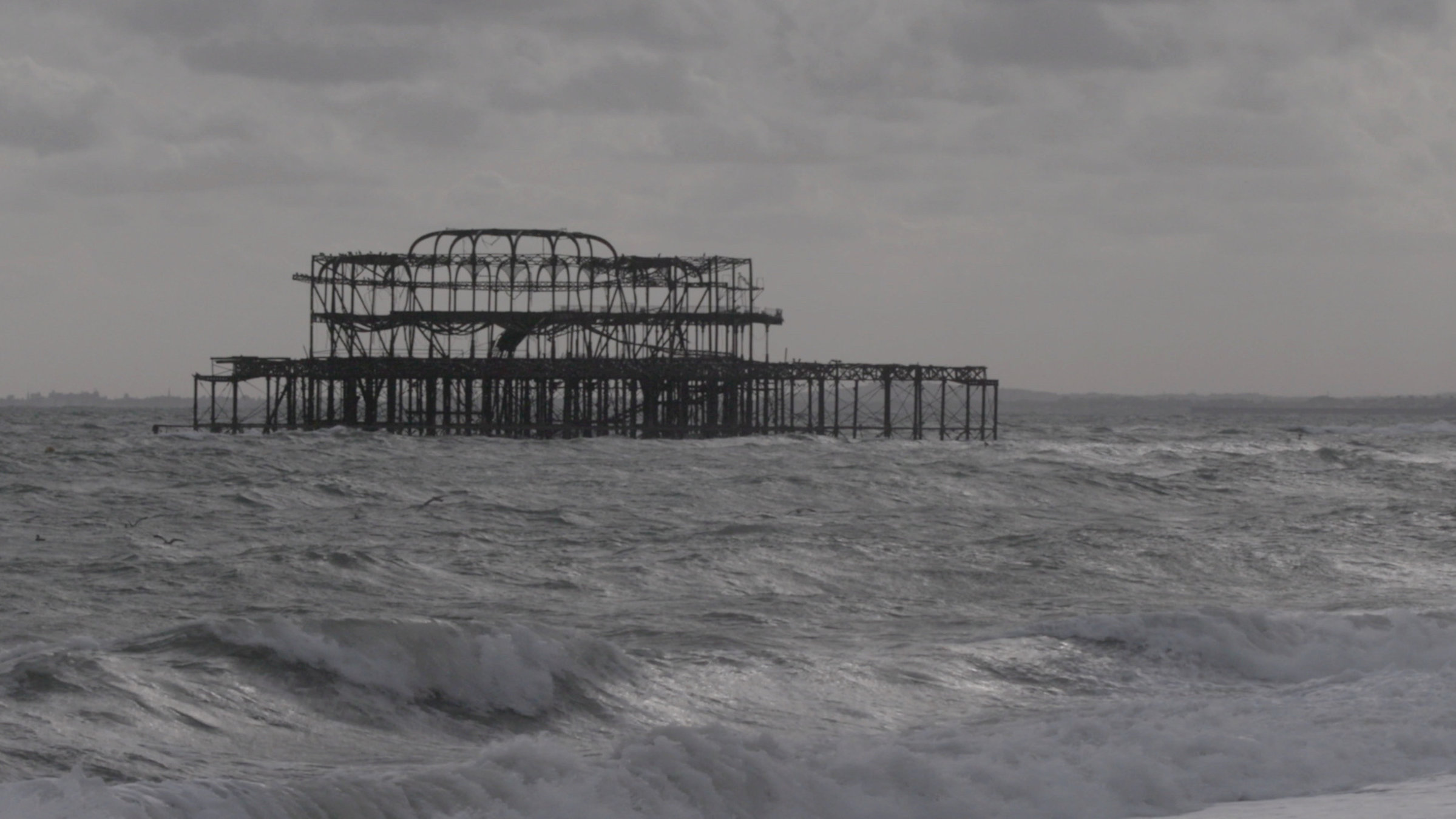"Künstlerduelle: Turner vs. Constable": Der berühmte Chain Pier in Brighton mit aufgewühltem Meer und wolkenbedecktem, grauen Himmel.