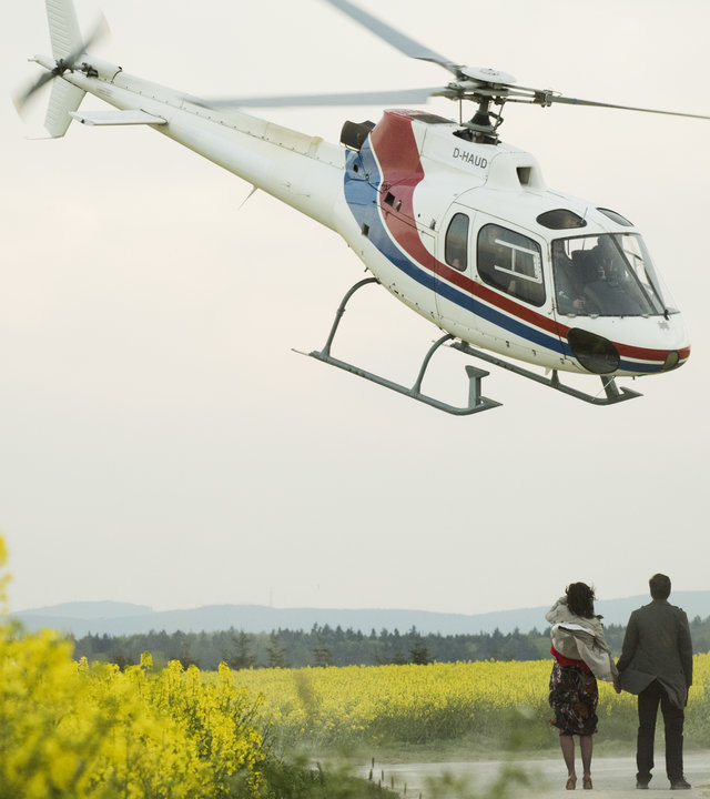 "Morgen hör ich auf": Jochen Lehmann (Bastian Pastewka) und Julia Lehmann (Susanne Wolff) stehen auf einem Feldweg während der Hubschrauber über ihren Köpfen kreist.