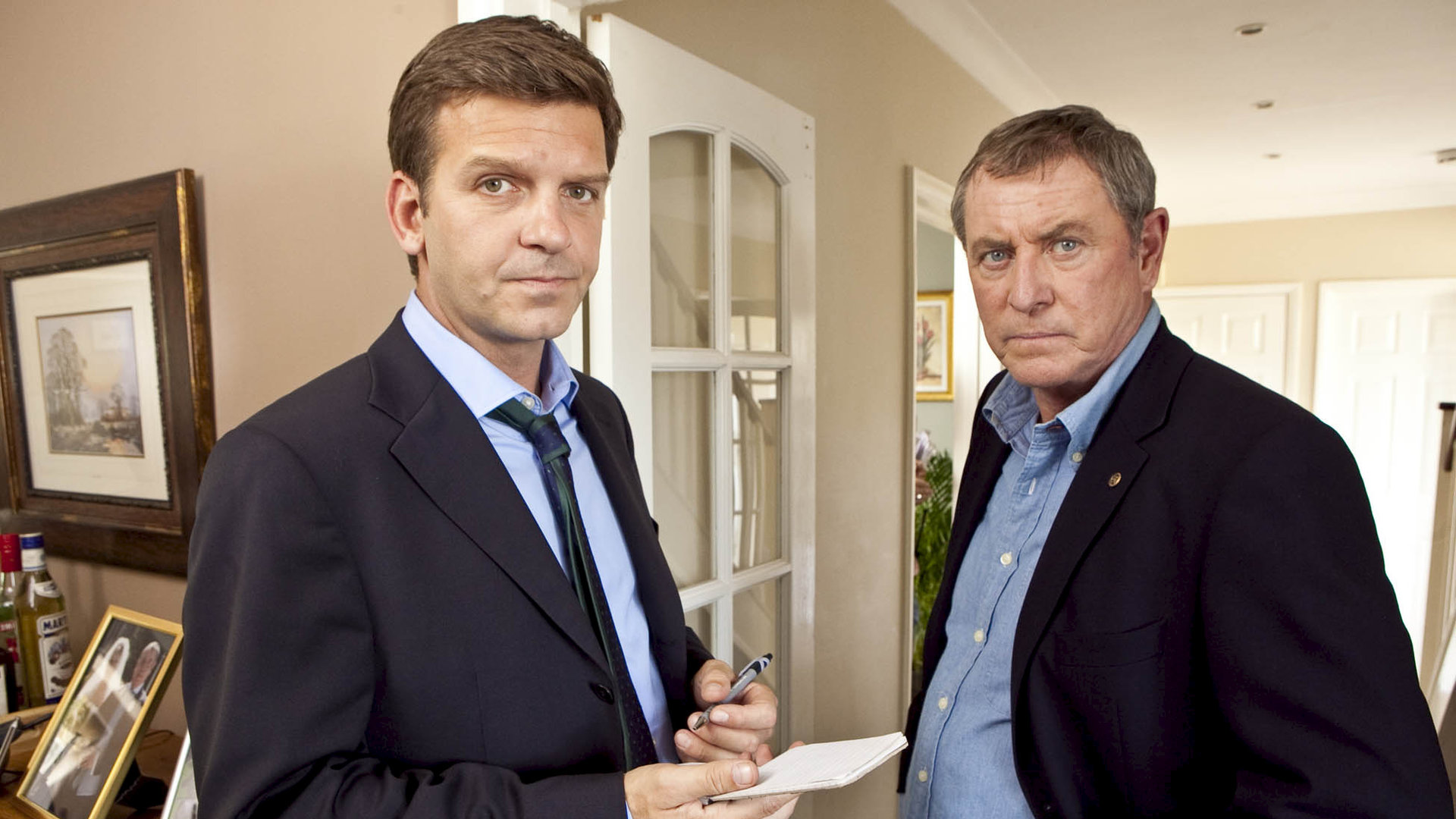 "Inspector Barnaby - Gesund aber tot": DS Ben Jones (Jason Hughes) und DCI Tom Barnaby (John Nettles) stehen nebeneinander und blicken ernst in die Kamera.