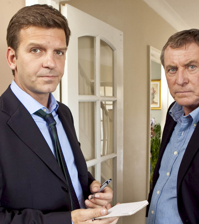 "Inspector Barnaby - Gesund aber tot": DS Ben Jones (Jason Hughes) und DCI Tom Barnaby (John Nettles) stehen nebeneinander und blicken ernst in die Kamera.