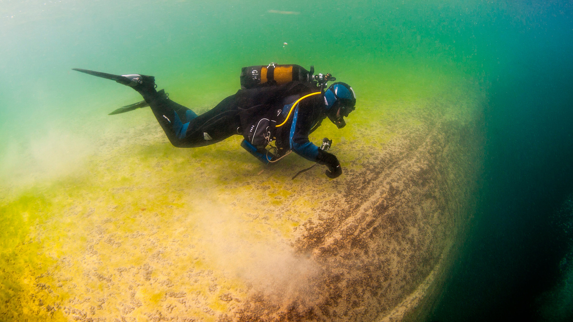 "Wildes Deutschland - Unbekannte Tiefen (1/2) - Von den Alpen zum Rhein": Unterwasserkameramann an der Kante zur Marienschlucht im Bodensee. Deutschlands größtes Binnengewässer ist mit 254 Metern gleichzeitig das tiefste.