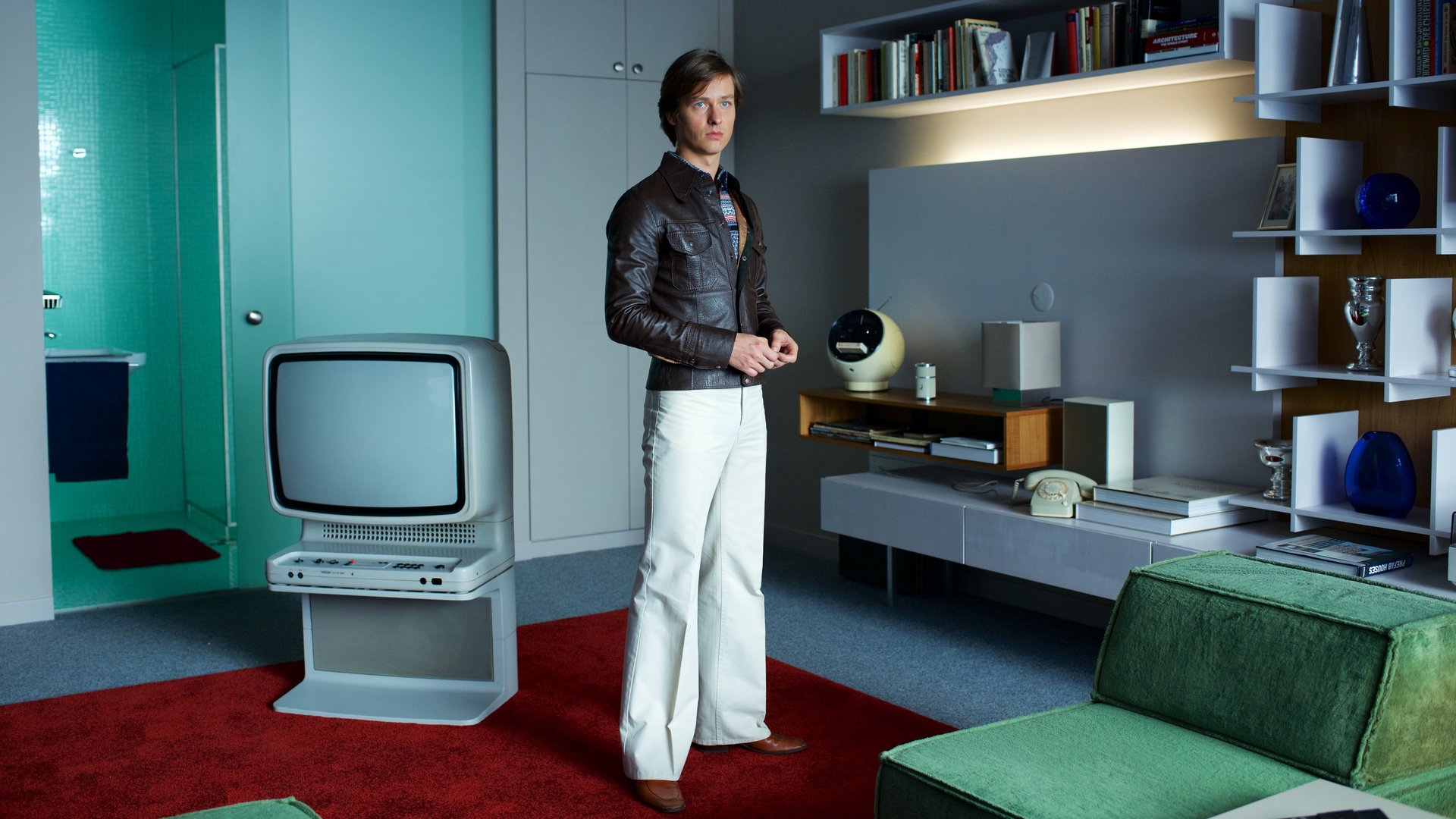 "Der gleiche Himmel (1)": Lars Weber (Tom Schilling) steht in seiner "West"-Wohnung im Wohnzimmer.