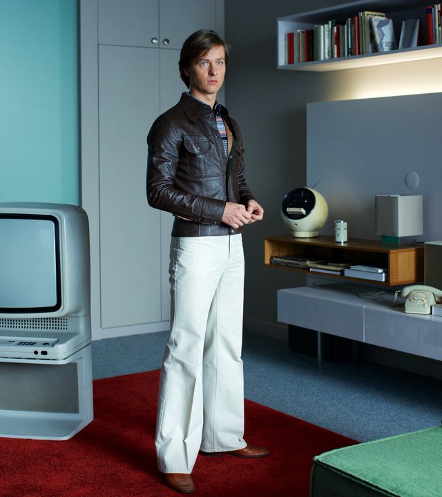 "Der gleiche Himmel (1)": Lars Weber (Tom Schilling) steht in seiner "West"-Wohnung im Wohnzimmer.