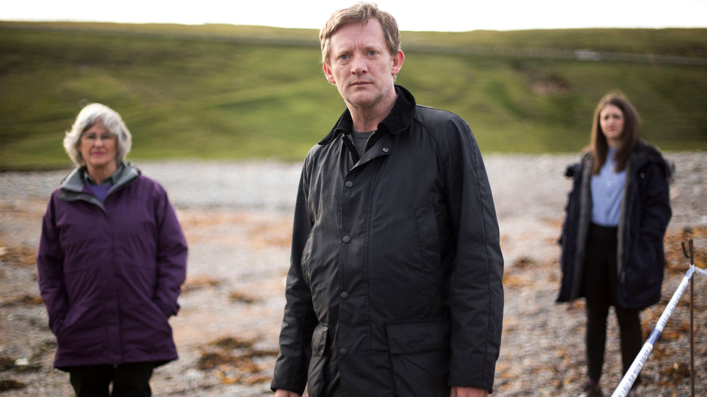 "Mord auf Shetland - Die Nacht der Raben": Detective Inspector Jimmy Perez (Douglas Henshall) beginnt zusammen mit seiner Kollegin Alison McIntosh (Alison O’Donnell, re.) und Medizinerin Cora Mclean (Anne Kidd) die Ermittlungen.