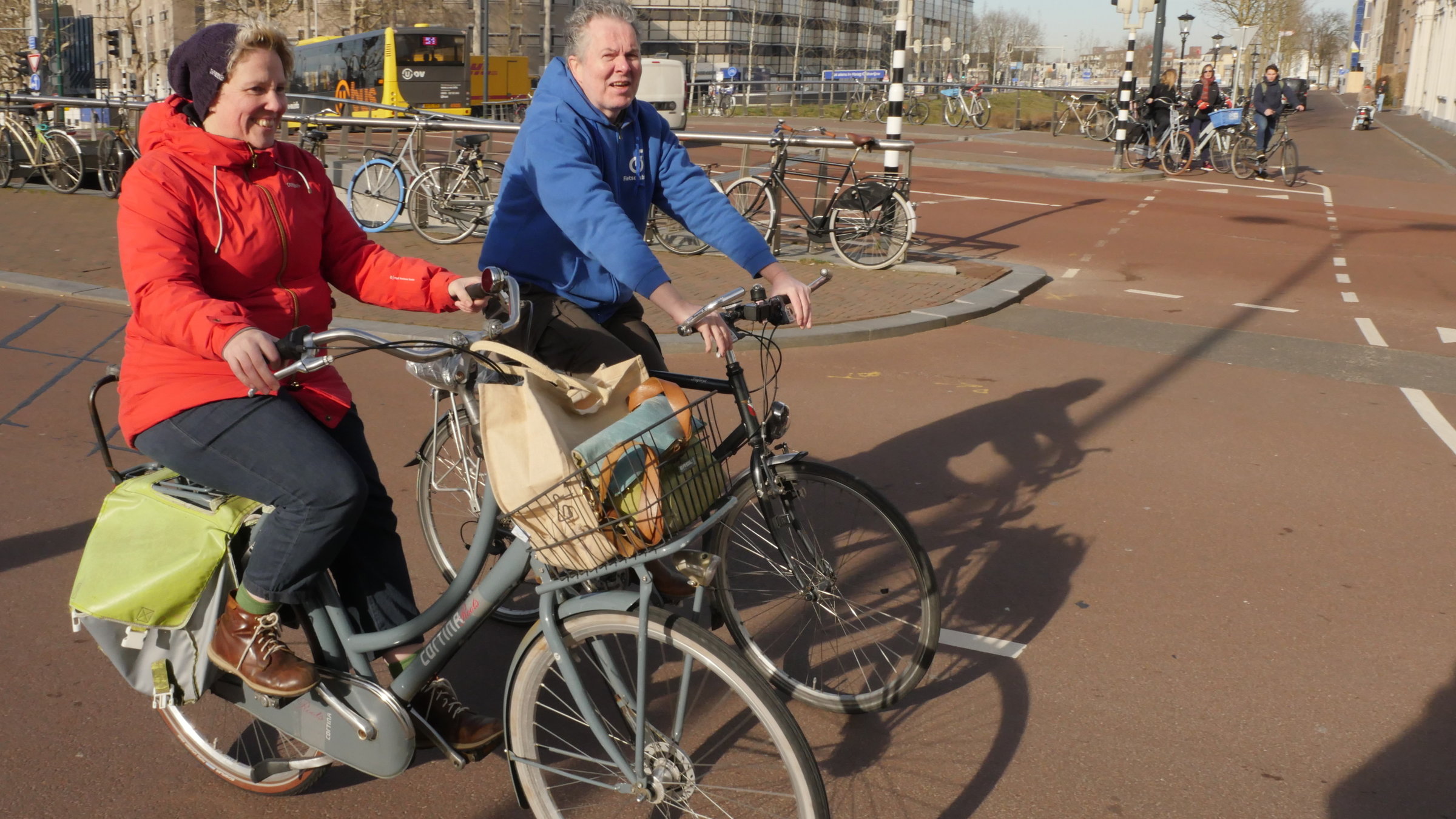 "plan b: Verkehr ohne Chaos - Wo es auf den Straßen läuft": Kylie van Dam und Fahrradlehrer Frans Lueb fahren auf ihren Fahrrädern durch Utrecht.