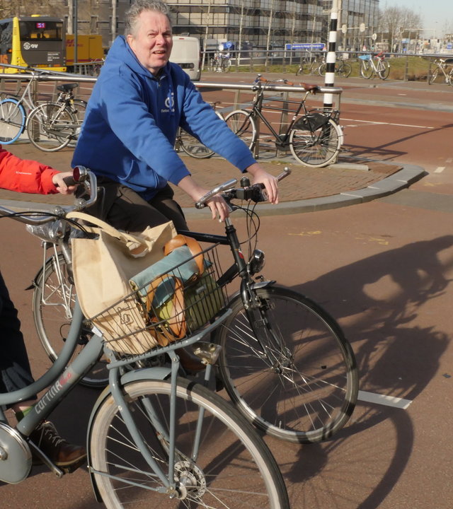 "plan b: Verkehr ohne Chaos - Wo es auf den Straßen läuft": Kylie van Dam und Fahrradlehrer Frans Lueb fahren auf ihren Fahrrädern durch Utrecht.