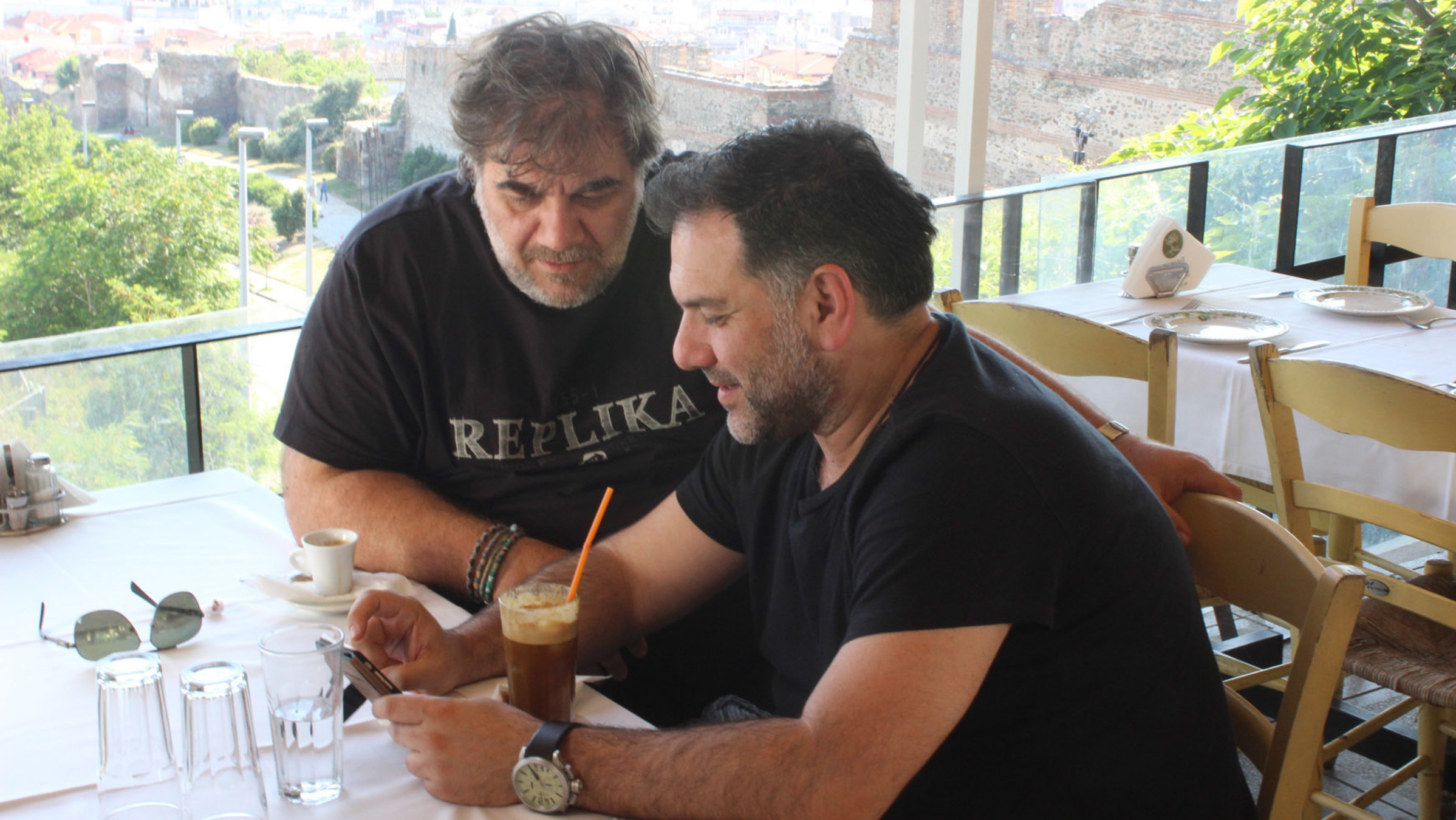 "Griechenland: Von den Gipfeln bis ans Meer – Thessaloniki  & Chalkidiki": Dimitris Starovas und Grigoris Arnaoutoglou sind in Thessaloniki geboren und als Comedians nach Athen gegangen. Dort haben sie mit einer eigenen Late Night Show "Ta Kardasians" Karriere gemacht, aber Heimweh zieht sie nach Hause, nach Thessaloniki, wo sie auf dem Markt das Bad in der Menge genießen.