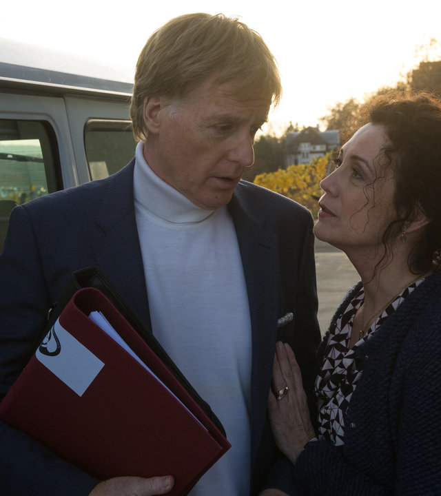 "SOKO Stuttgart - Rendezvous mit dem Tod": Michael (Albert Fortell) und Ariane Ruge (Barbara Wussow) stehen vor einem weißen Lieferwagen auf dem Hof ihres Unternehmens. Im Hintergrund ist durch Bäume eine große alte Villa zu sehen.