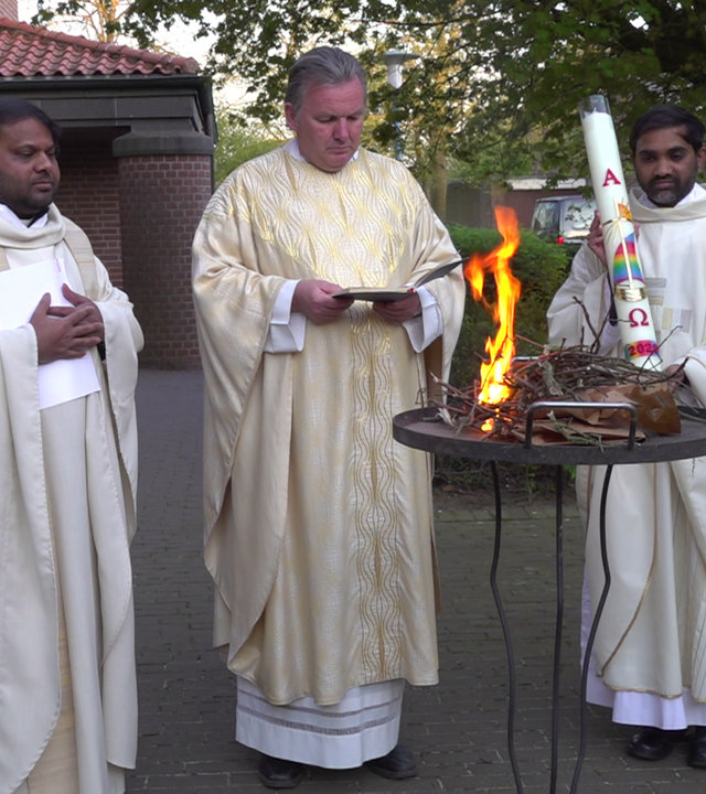 "37° Gastarbeiter Gottes - Priester der Weltkirche": Priester Shreddhar Lanke und zwei weitere Priester stehen vor der Kirche und zelebrieren die Ostermesse.