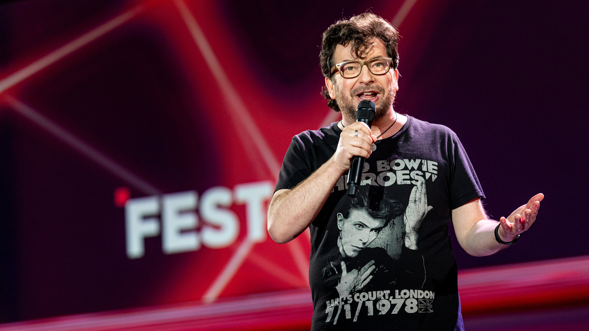 "Hennes Bender: Ich hab nur zwei Hände!": Hennes Bender steht auf der Bühne und präsentiert sein aktuelles  Programm.