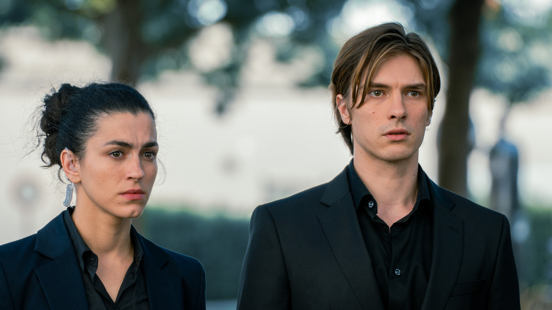 "Crystal Wall - Tag Eins": Louna Lloris (Anna Bardavelidze) und Nicolas Dardenne (Gustav Schmidt) stehen nebeneinander und schauen in die gleiche Richtung.