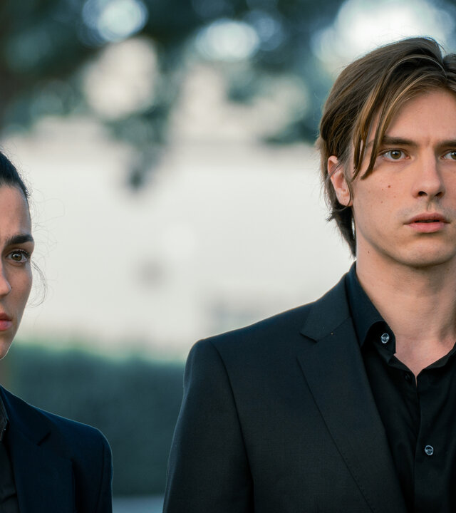 "Crystal Wall - Tag Eins": Louna Lloris (Anna Bardavelidze) und Nicolas Dardenne (Gustav Schmidt) stehen nebeneinander und schauen in die gleiche Richtung.