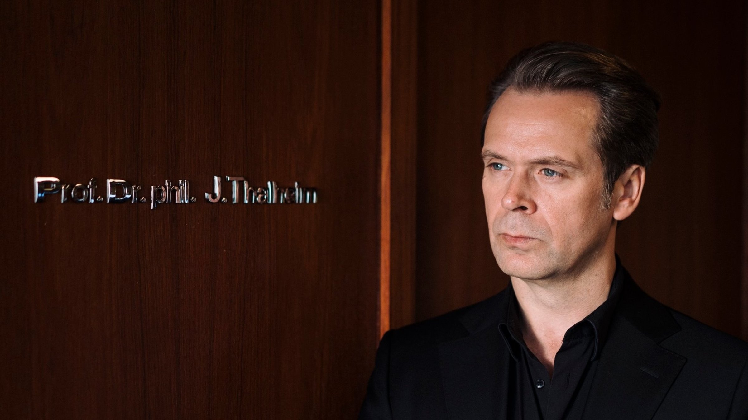 "Professor T. - Die Rückkehr": Professor Jasper Thalheim (Matthias Matschke) steht nachdenklich vor seiner Bürotür.