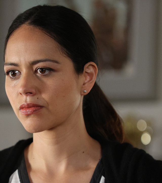"The Rookie - Veränderung": Lopez (Alyssa Diaz) steht in einem Wohnzimmer und schaut bedrückt in die Ferne.