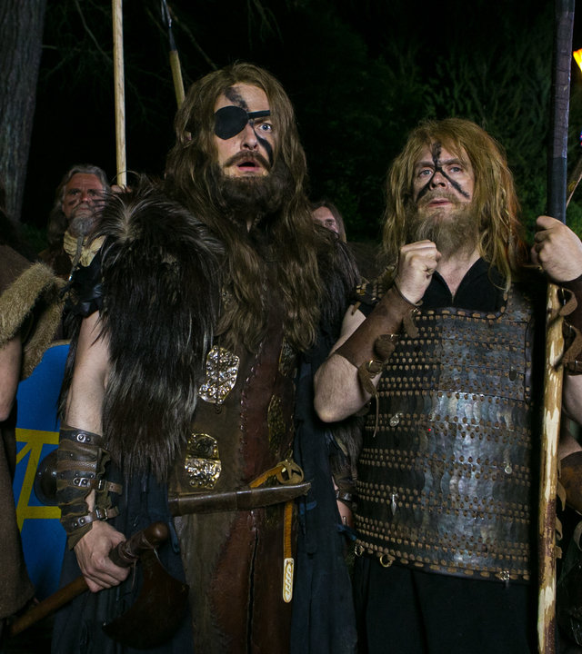 "Sketch History": Alexander Schubert, Holger Stockhaus, Matthias Matschke und Max Giermann stehen als Wikinger verkleidet mit Fackeln in der Hand in der Nacht.