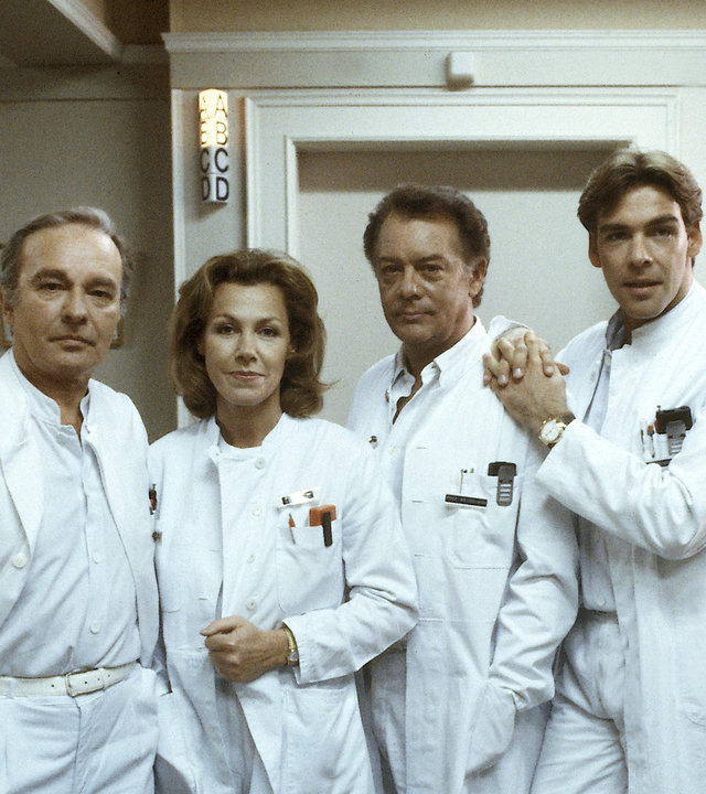 "Die Schwarzwaldklinik - Christas schwerster Tag": Das Ärzteteam mit Dr. Römer (Horst Naumann), Dr. Christa Brinkmann (Gaby Dohm), Prof. Brinkmann (Klausjürgen Wussow) und Dr. Udo Brinkmann (Sascha Hehn).