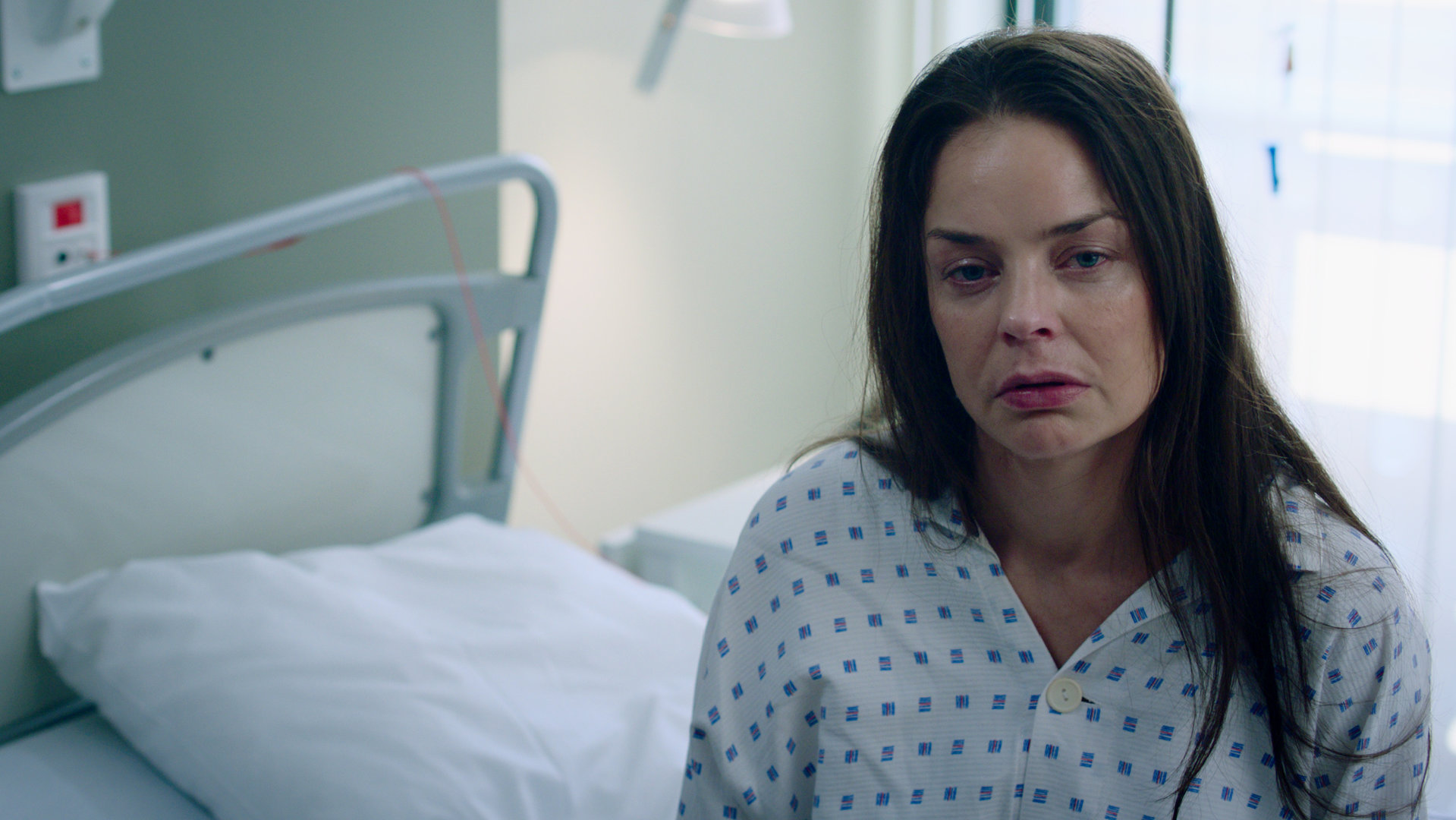 "Exit - Hermine": Hermine (Agnes Kittelsen) sitzt auf einem Krankenbett und schaut geistesabwesend in die Ferne.