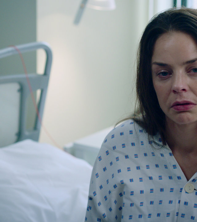 "Exit - Hermine": Hermine (Agnes Kittelsen) sitzt auf einem Krankenbett und schaut geistesabwesend in die Ferne.