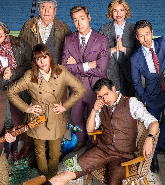 "Der Pfau": Artwork: Lord Hamish (Philip Jackson) und seine Gattin (Victoria Carling), David (David Kross), Andreas (Tom Schilling), Rebecca (Svenja Jung), Linda (Lavinia Wilson), Jim (Jürgen Vogel) und Bernhard (Serkan Kaya) stehen als Gruppe auf einer mit Kunstrasen bedeckten Fläche und schauen in die Kamera. Jim hält seine Gitarre in der Hand, und Bernhard sitzt mit hochgelegtem Bein auf einem Stuhl daneben.