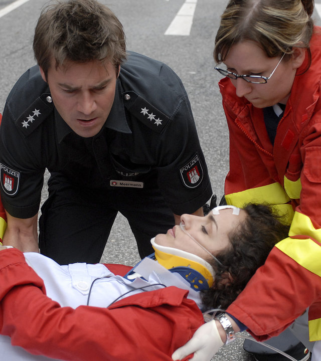 "Notruf Hafenkante - Auf Leben und Tod": Notarzt Dr. Haase (Fabian Harloff) und eine Rettungssanitäterin versorgen Anna (Marie-Lou Sellem) am Unfallort. Nils (Thomas Scharff) kniet daneben und sieht erschüttert aus.