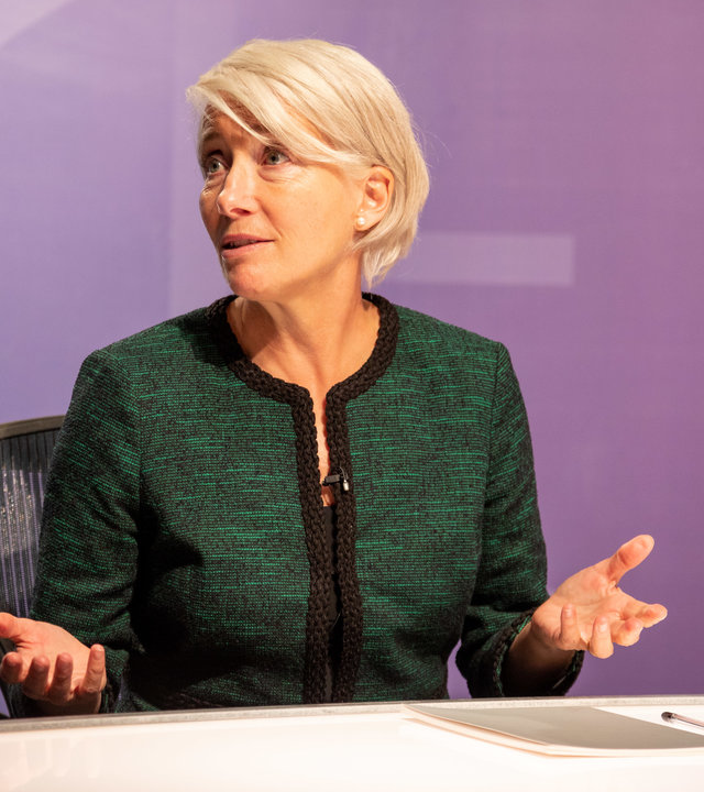 "Years and Years": Vivienne Rock (Emma Thompson) sitzt auf einem Stuhl und gestikuliert mit ihren Händen.