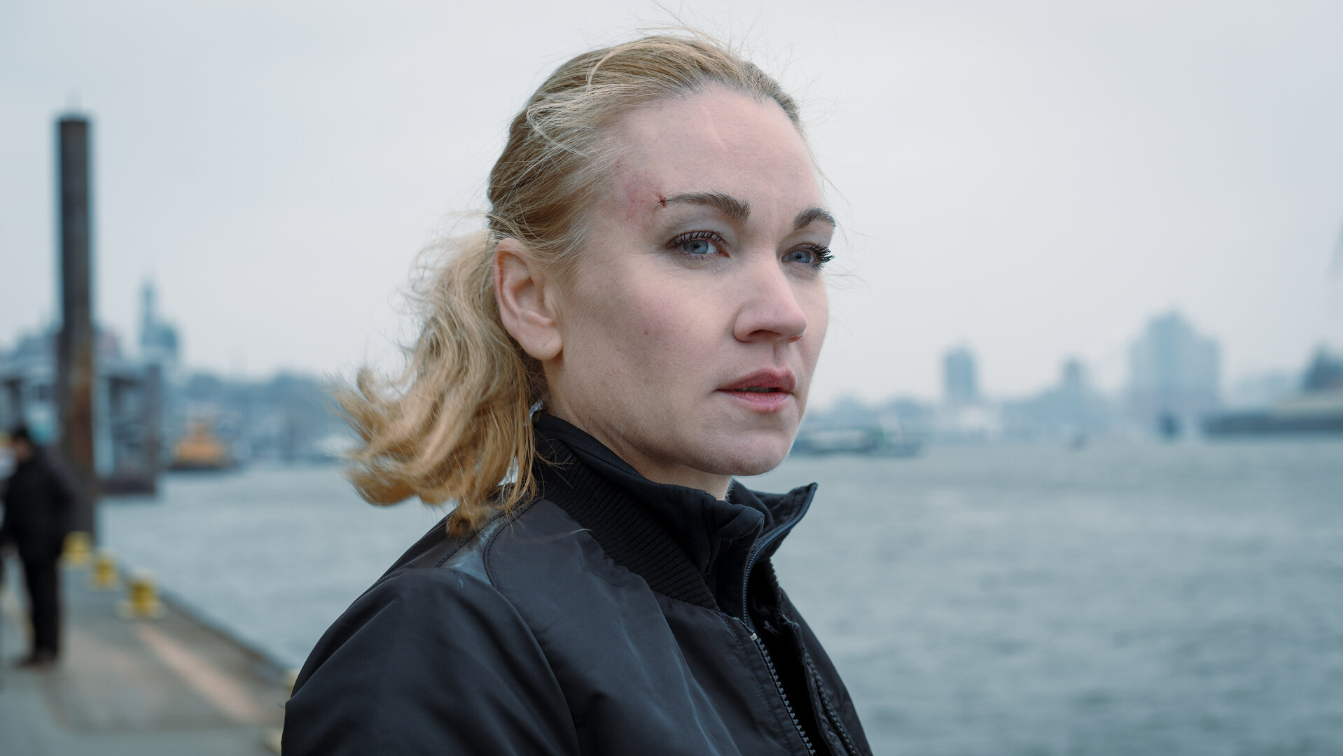 "Sarah Kohr - Großer Bruder": Nahaufnahme: Sarah Kohr (Lisa Maria Potthoff) steht am Kai und schaut nachdenklich in die Ferne.