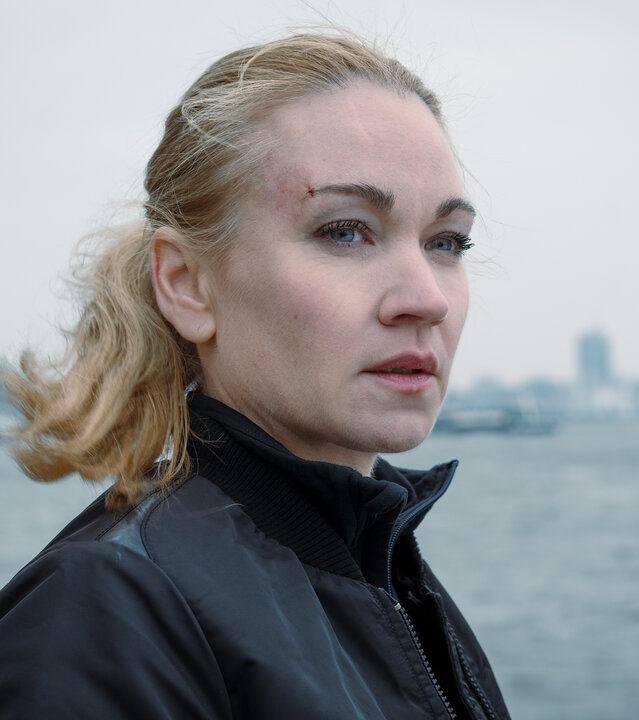 "Sarah Kohr - Großer Bruder": Nahaufnahme: Sarah Kohr (Lisa Maria Potthoff) steht am Kai und schaut nachdenklich in die Ferne.
