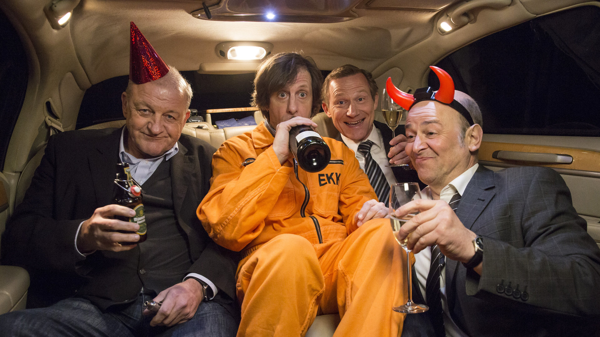 "Wilsberg - In Treu und Glauben": Georg Wilsberg (Leonard Lansink), Ekki Talkötter (Oliver Korittke), Overbeck (Roland Jankowksy) und Grabowski (Vittorio Alfieri) in einer Limousine.
