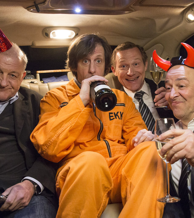 "Wilsberg - In Treu und Glauben": Georg Wilsberg (Leonard Lansink), Ekki Talkötter (Oliver Korittke), Overbeck (Roland Jankowksy) und Grabowski (Vittorio Alfieri) in einer Limousine.