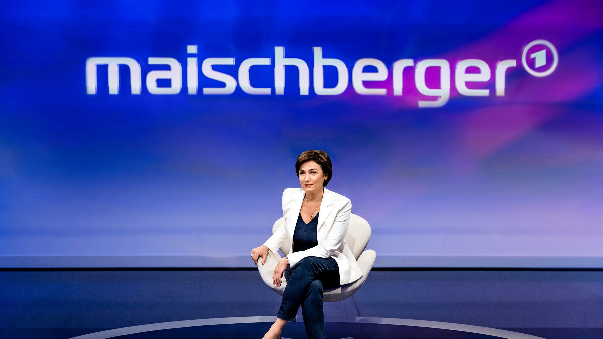 "maischberger": Moderatorin Sandra Maischberger mit Hintersetzer im Studio.