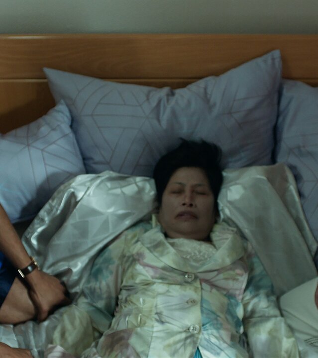 "Doppelhaushälfte - Immer Ärger mit Oma Thuy": Theo (Benito Bause) und Andi (Milan Peschel) knien auf dem Bett und schauen sich in die Augen. Zwischen ihnen liegt Oma Thuy.