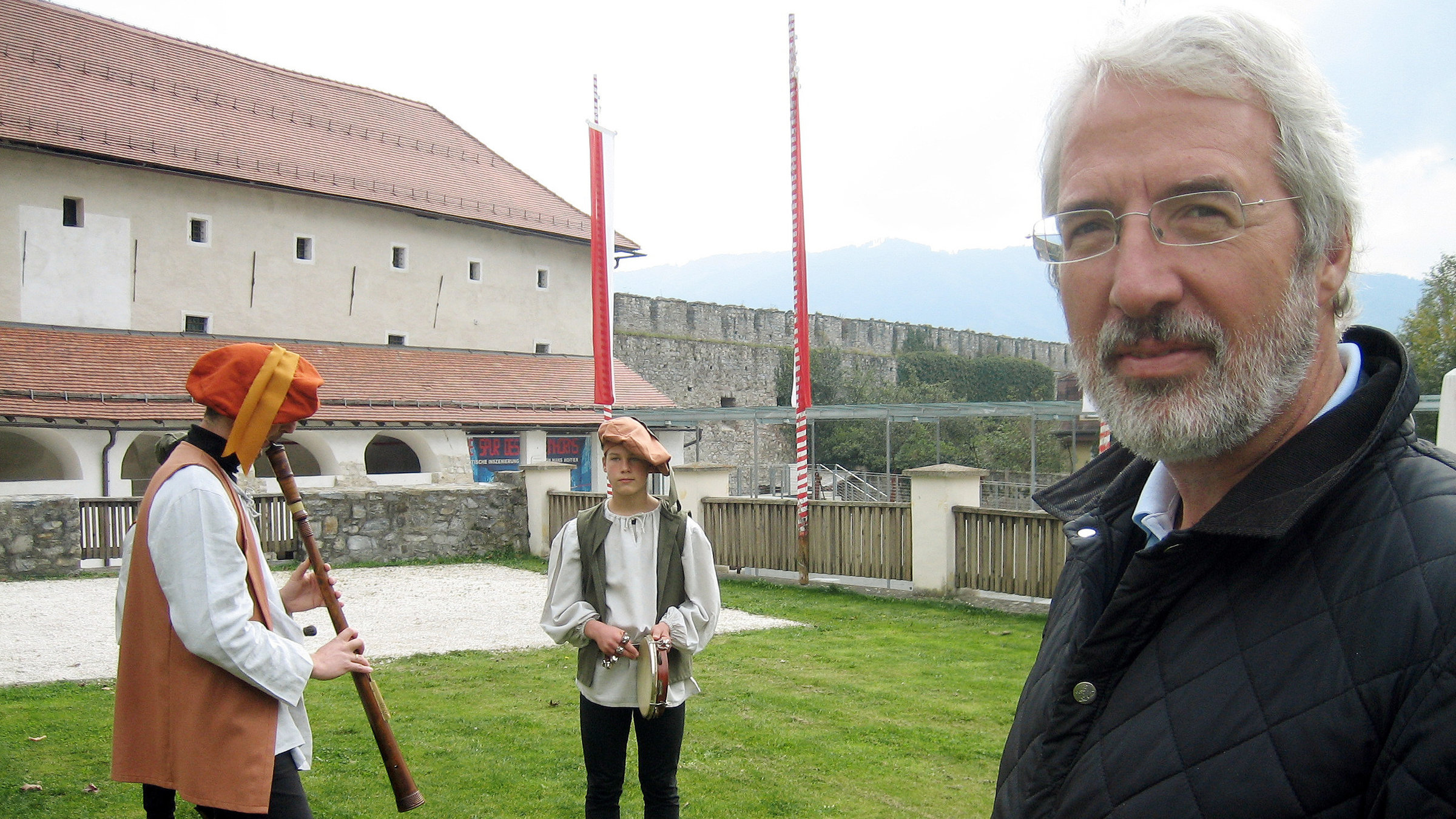 "Kirchen, Klöster, Fürstenhöfe: Die Transromanica" - Redakteur Werner Freudenberger (re.) bei den Dreharbeiten