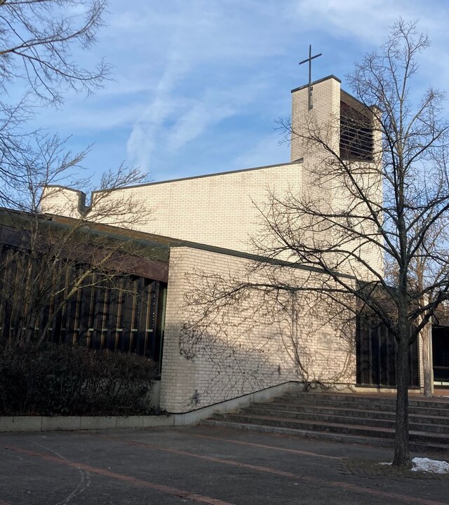 "Katholischer Gottesdienst - Jubelkommunion": Außenansicht der Apostelkirche in Erlangen