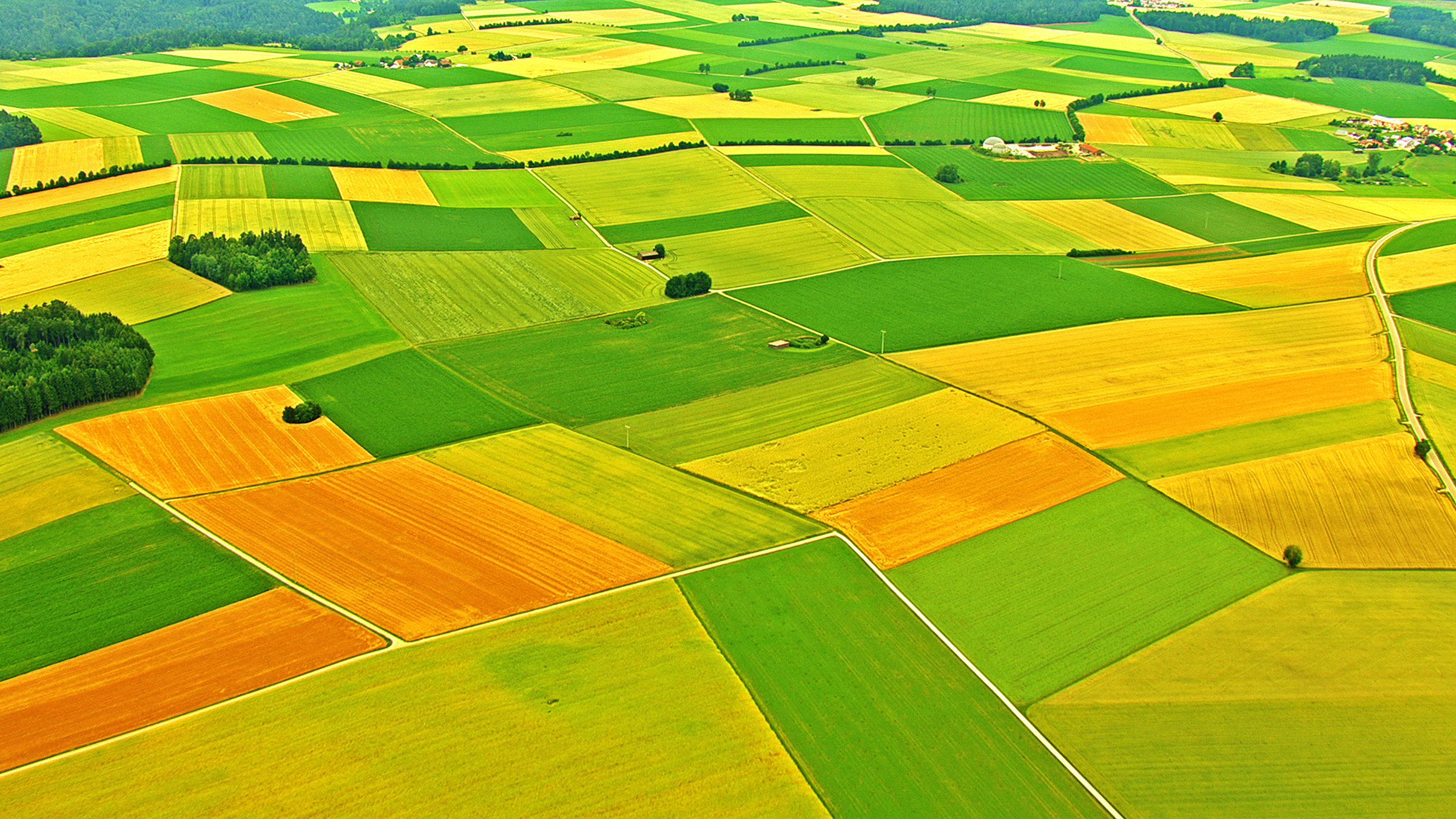"Deutschland von oben, Land" - Nur noch wenige Gegenden in Deutschland sind unberührte Natur, das fällt vor allem aus der Luft auf - von dort oben betrachtet entfalten die von Menschen gemachten Landschaftsmuster eine ganz eigene Magie.