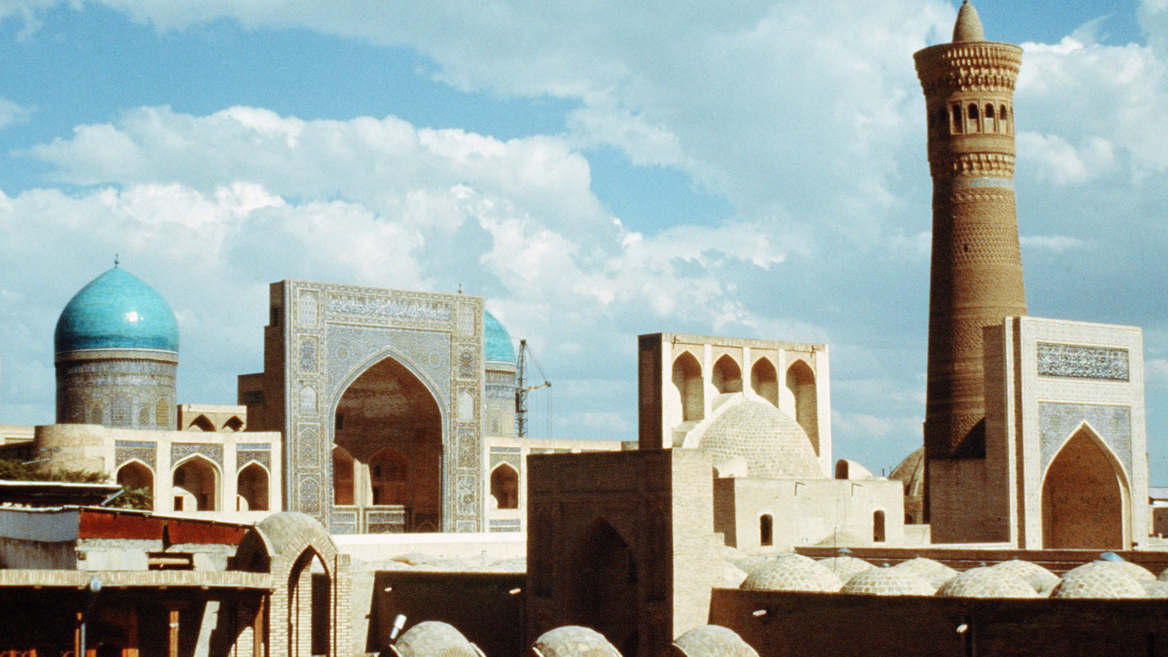 "Erlebnisreisen: Usbekistan": Städte wie Buchara sehen mit ihren blauen Kuppeln, den glasierten Kacheln der hohen Minarette aus gelben Lehmziegeln immer noch aus wie vor 600 Jahren.