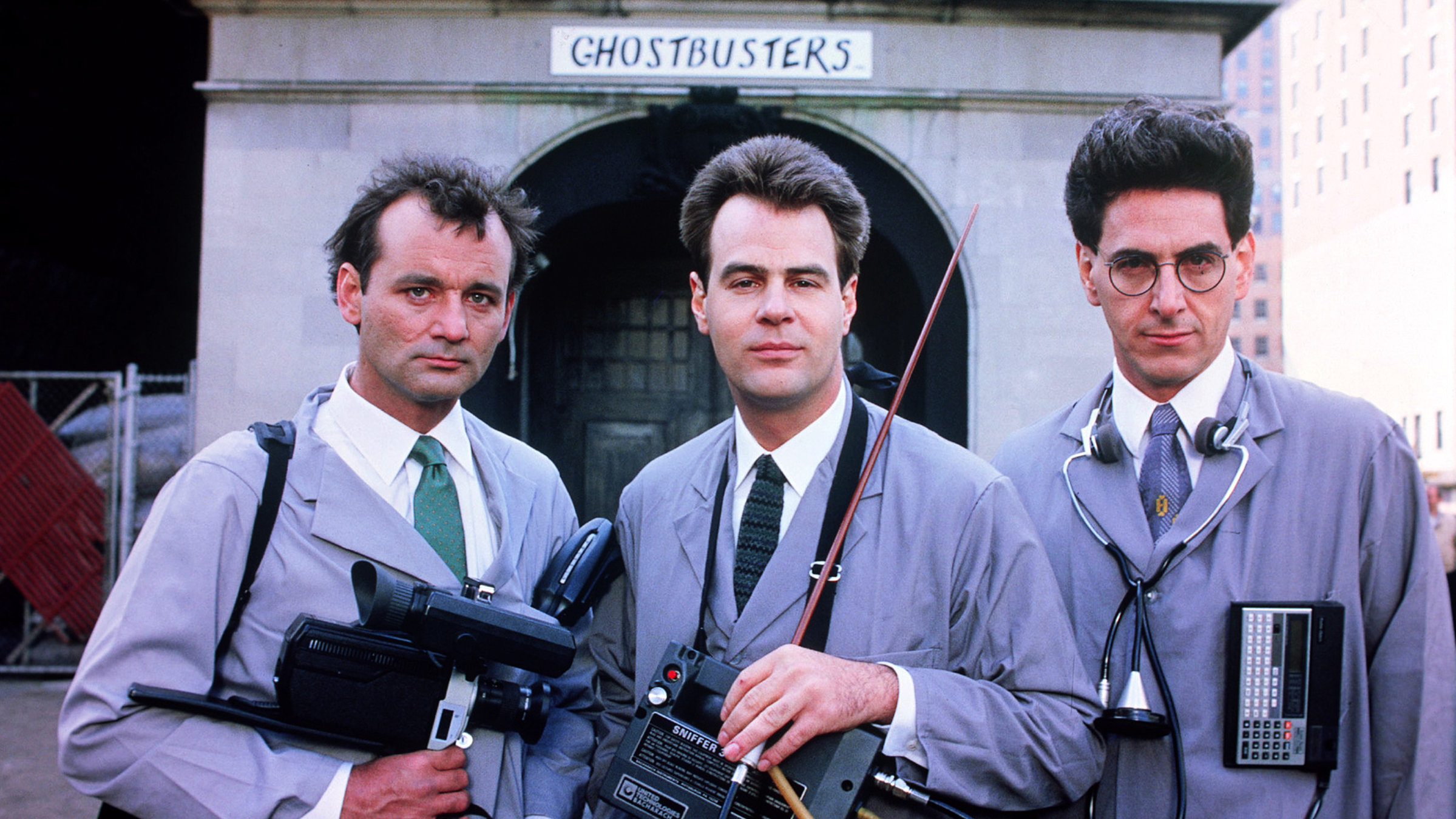 "Ghostbusters - Die Geisterjäger": Dr. Peter Venkman (Bill Murray), Dr. Raymond Stantz (Dan Aykroyd) und Dr. Egon Spengler (Harold Ramis) stehen nebeneinander und schauen in die Kamera. Über ihnen steht "Ghostbusters" geschrieben.