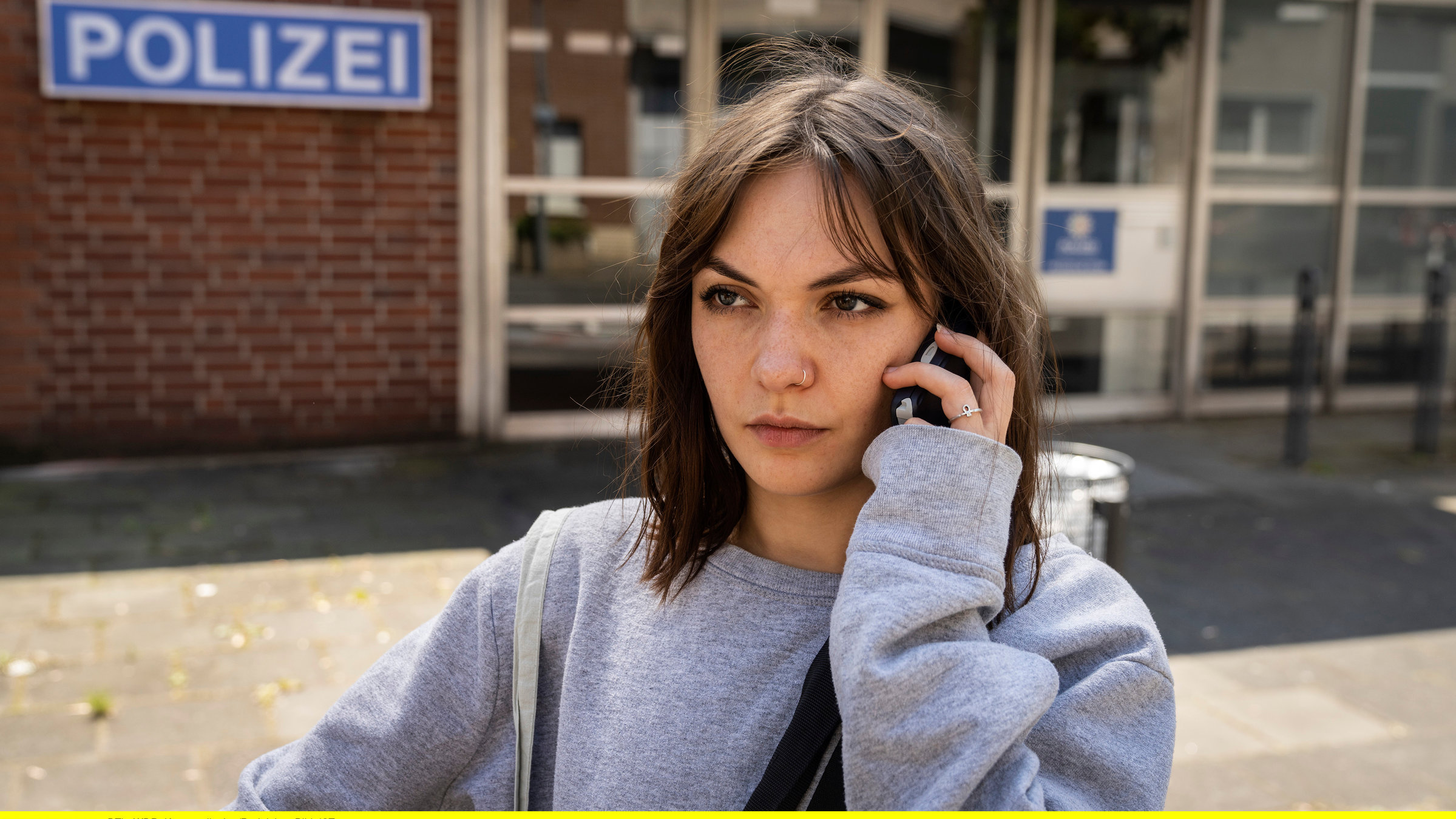 "Nichts, was uns passiert": Anna (Emma Drogunova) versucht, sich einen Anwalt zu organisieren.