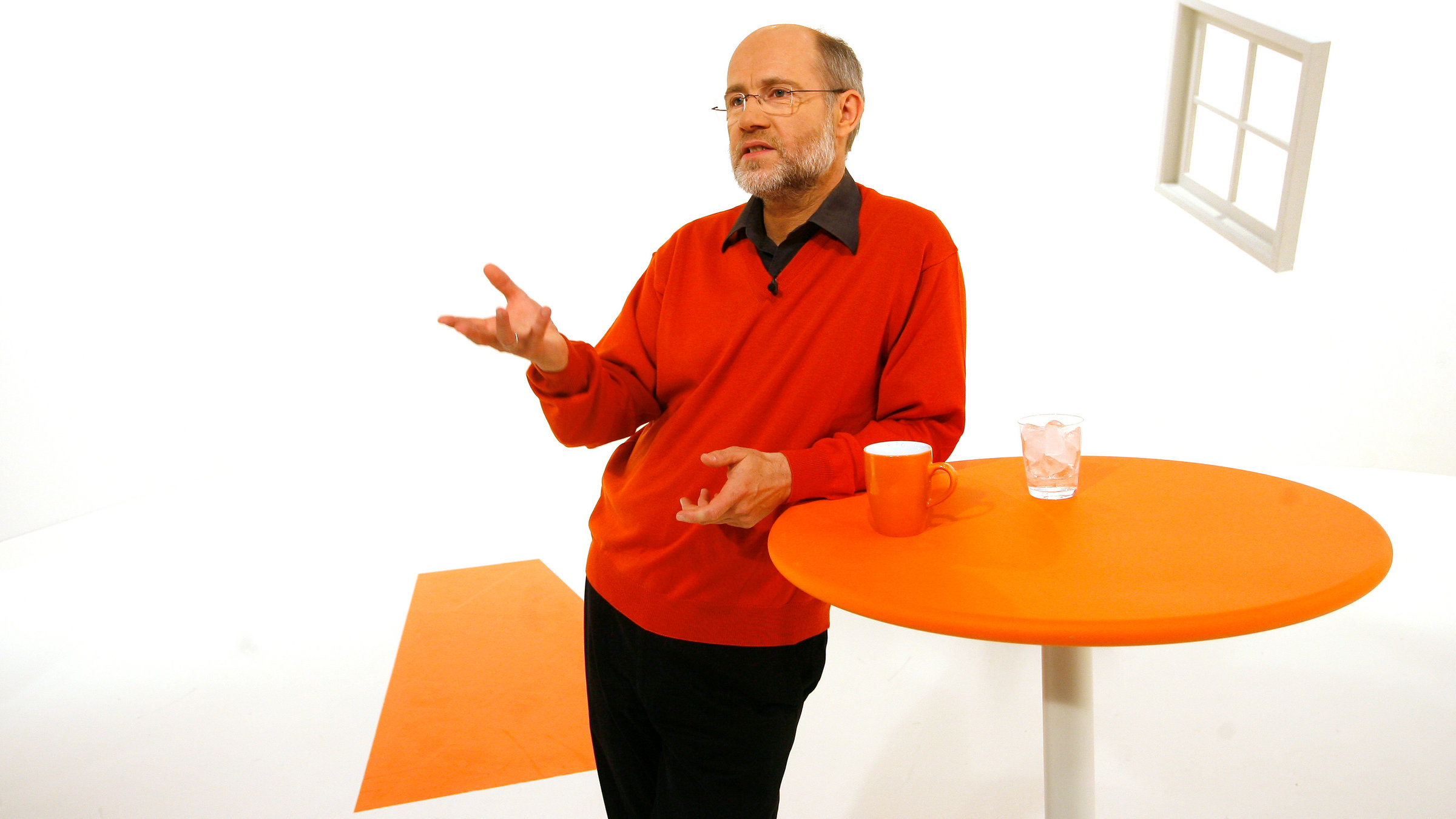 "Frag den Lesch": Prof. Harald Lesch steht an einem Stehtisch und erzählt.