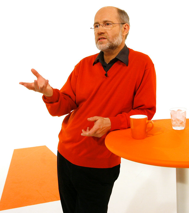 "Frag den Lesch": Prof. Harald Lesch steht an einem Stehtisch und erzählt.
