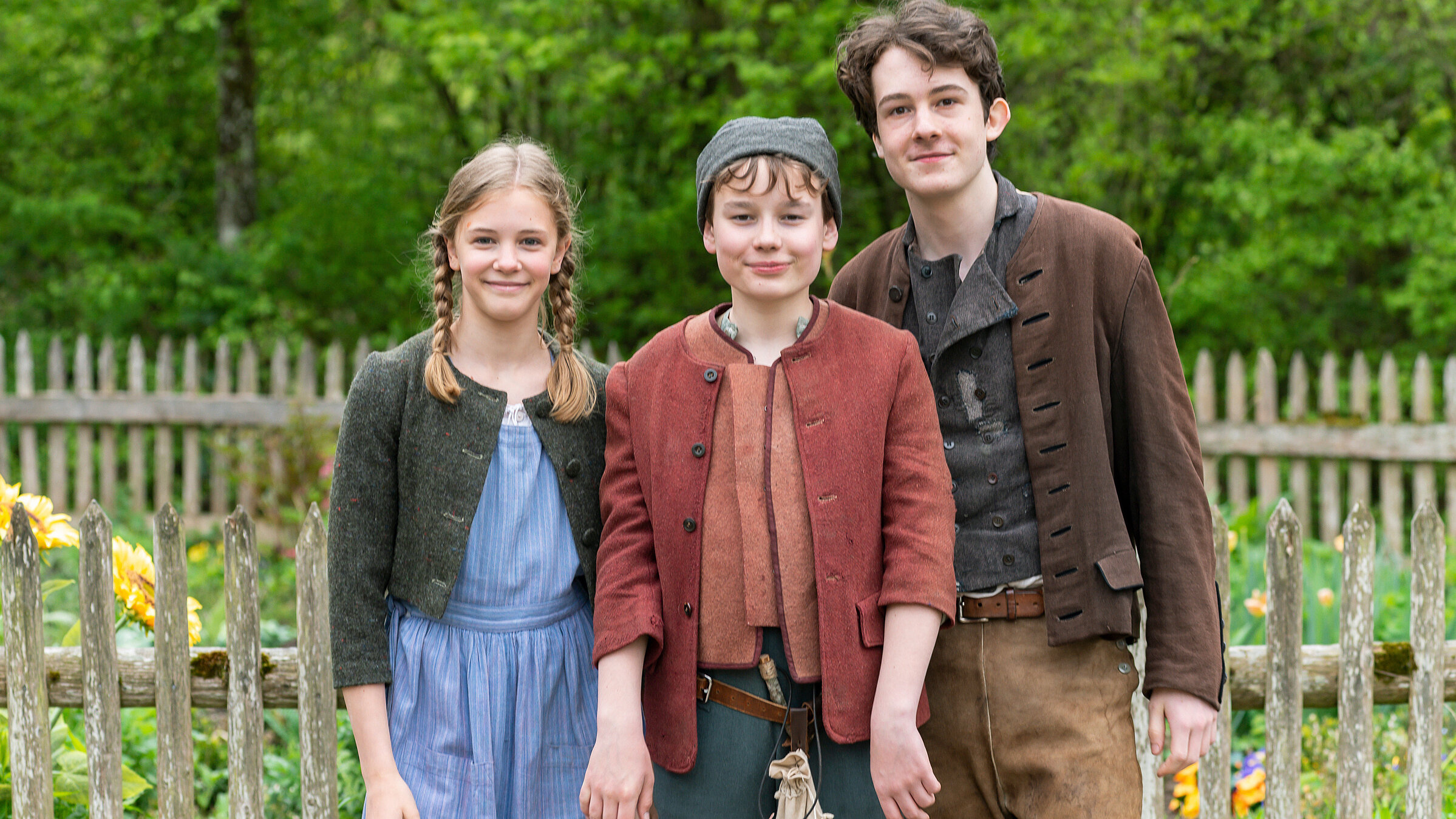 "Die drei Königskinder": Die Königskinder Lotte (Hedda Erlebach), Fritz (Casper Krzysch) und Theo (Maximilian Ehrenreich) ahnen nichts von ihrer königlichen Herkunft. Sie wachsen bei liebevollen Pflegeeltern auf und ahnen nicht, dass sie in Gefahr schweben.