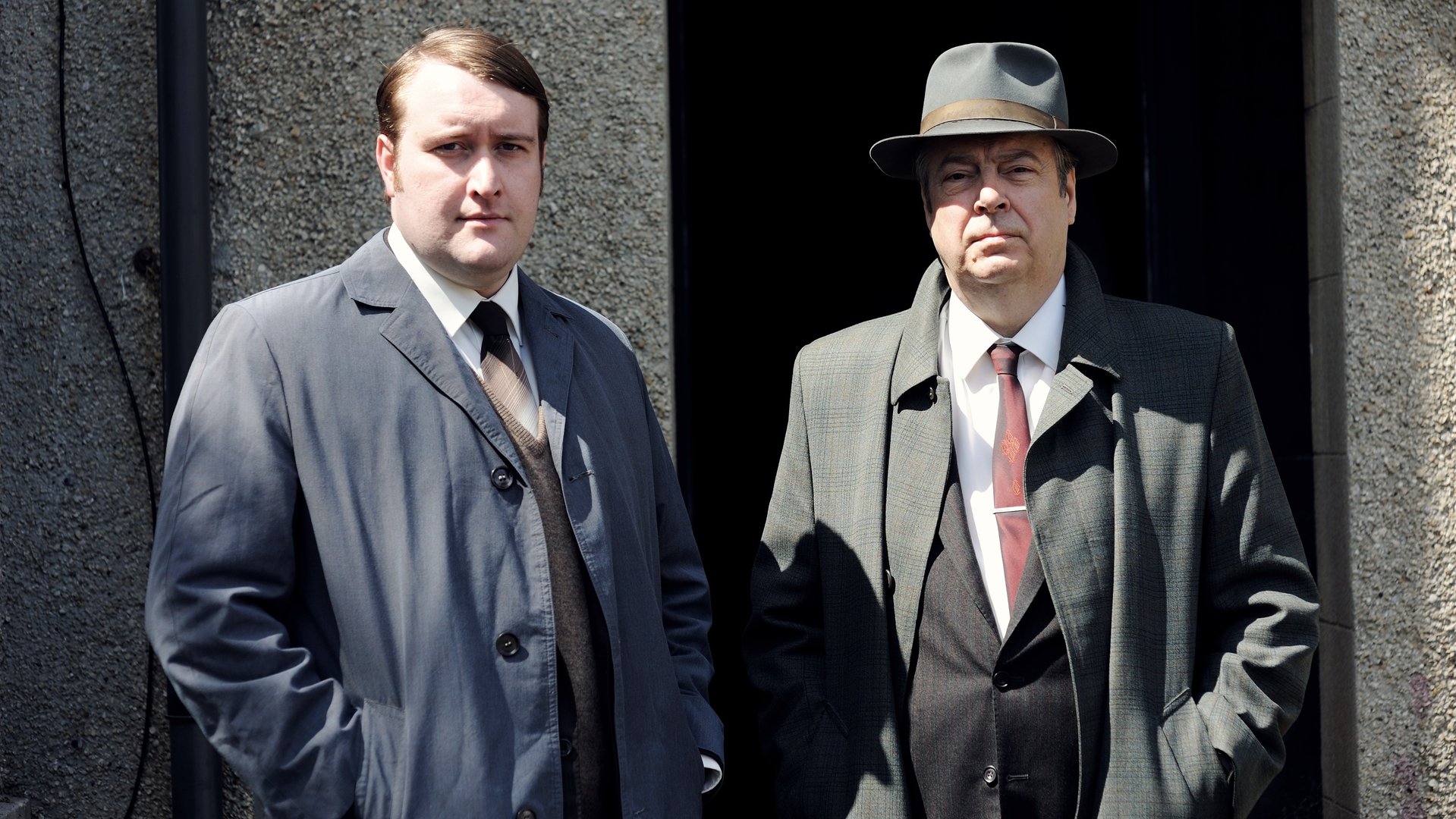 "Der junge Inspektor Morse - Kartusche": DS Jim Strange (Sean Rigby) und DCI Fred Thursday (Roger Allam) stehen nebeneinander und schauen in die Ferne.
