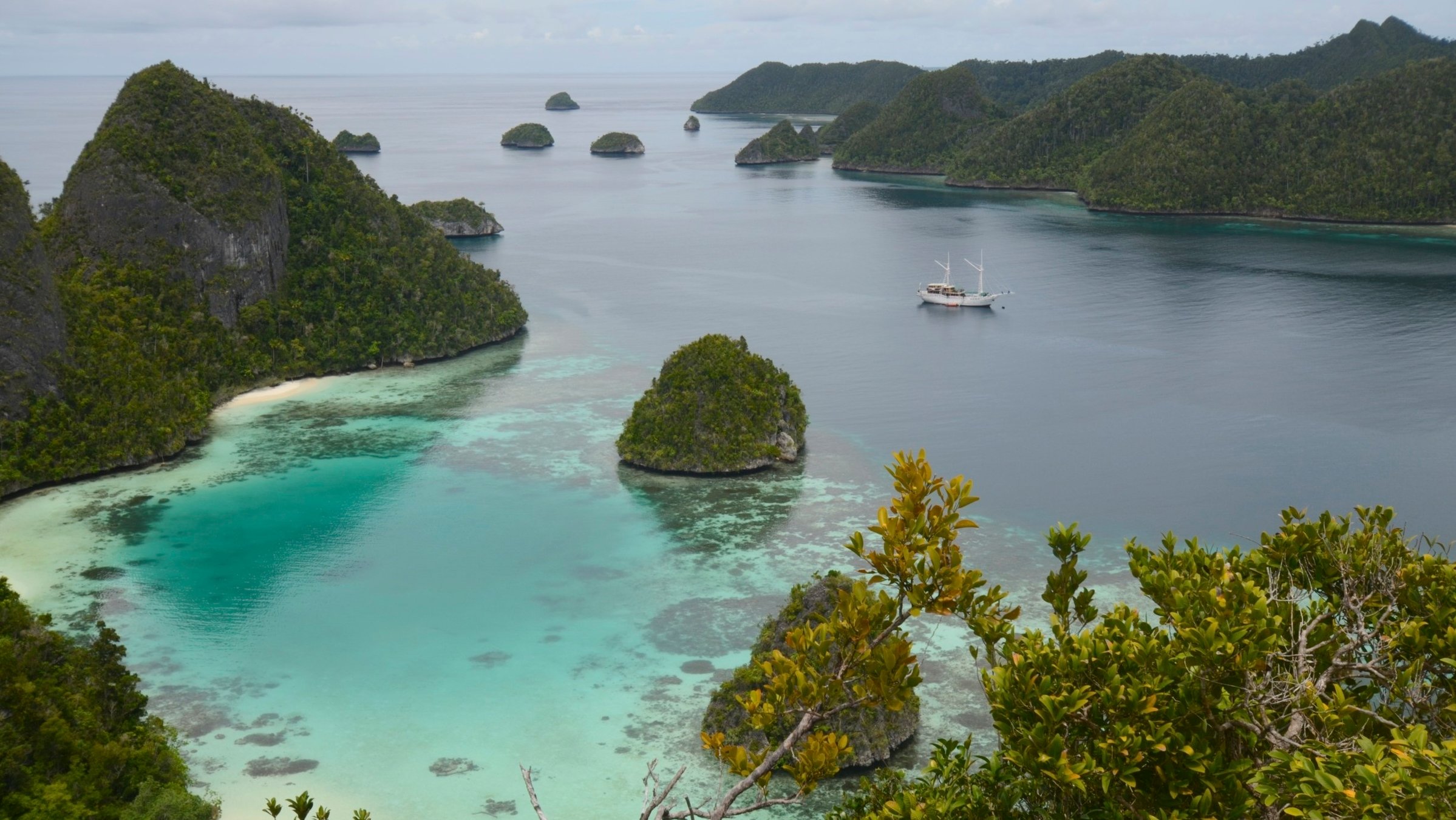 "Edis Paradies: Wird es überleben?" - Marine Schutzgebiete sollen mithelfen paradiesische Buchten, wie die von Wayag, zu erhalten
