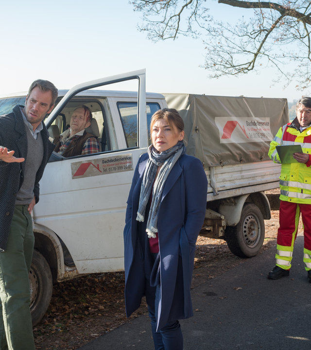 „SOKO Wismar – Der Hai auf dem Dach“: An der Unfallstelle sind Kommissar Lars Pöhlmann (Dominic Boeer), Katrin Börensen (Claudia Schmutzler), Polizist Jens Holm (Felix Defèr) sowie Notarzt Olli (Bernhard Leute) und weitere Rettungssanitäter. Der Unfallwagen, in dem das Opfer Werner Kleinschmidt (Alexander Hauff) sitzt, sind im Hintergrund zu sehen.