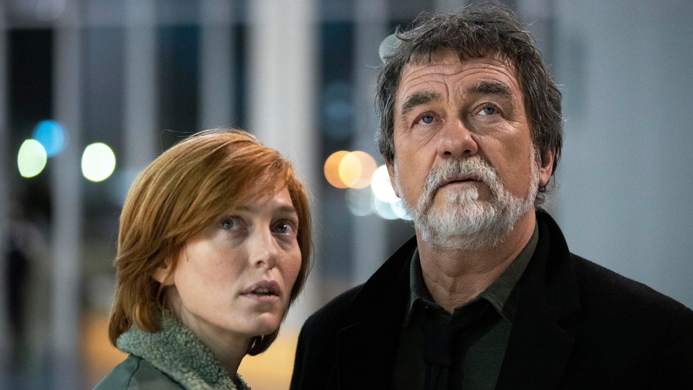 "Die purpurnen Flüsse - Die Pest": Camille Delaunay (Erika Sainte) und Pierre Niémans (Olivier Marchal) stehen nebeneinander und sehen nach oben.